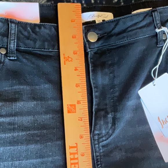 A Beautiful Soul Black Wash 5” High Rise Jean Short Size 18, NWT - Picture 7 of 15
